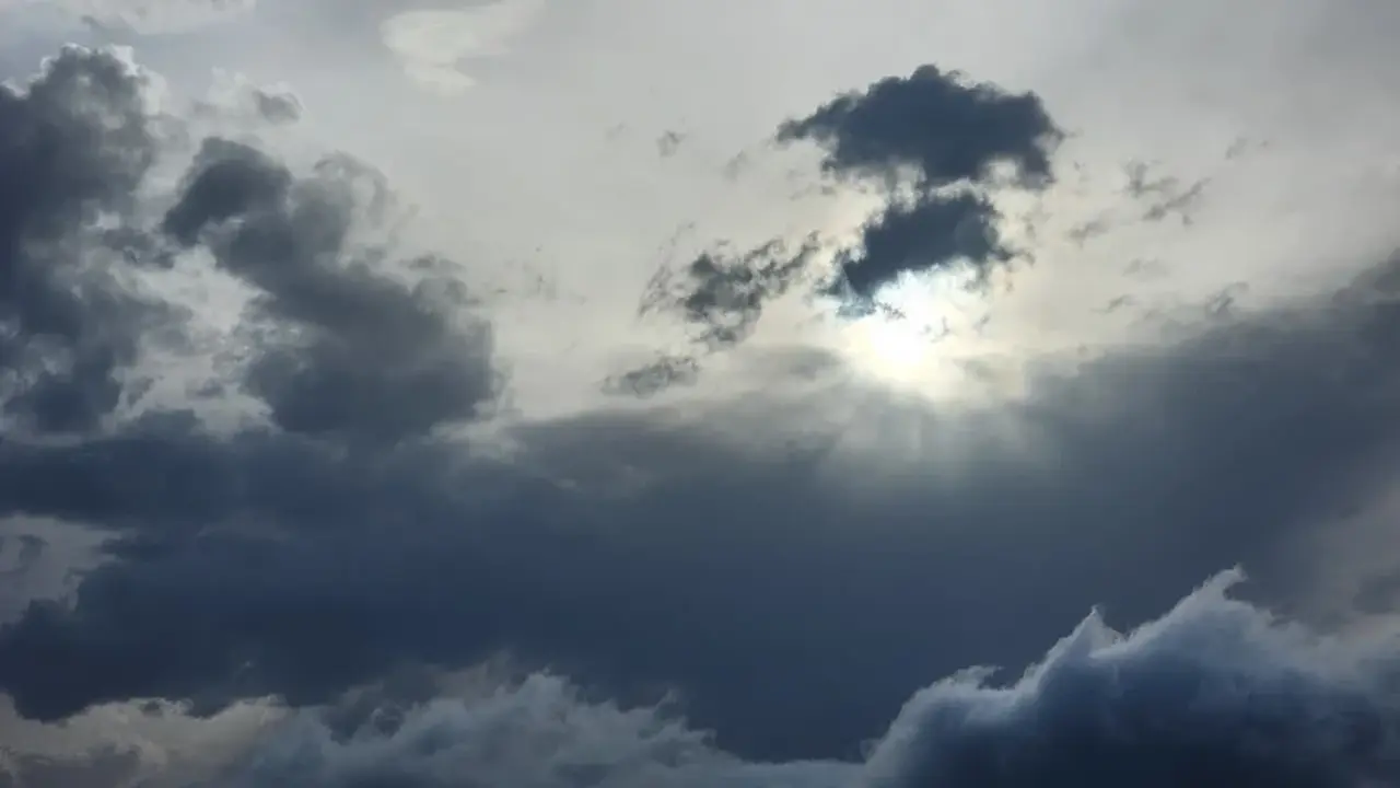 توقعات طقس المغرب غداً الثلاثاء: زخات رعدية وبَرَد ورياح قوية وانخفاض في الحرارة